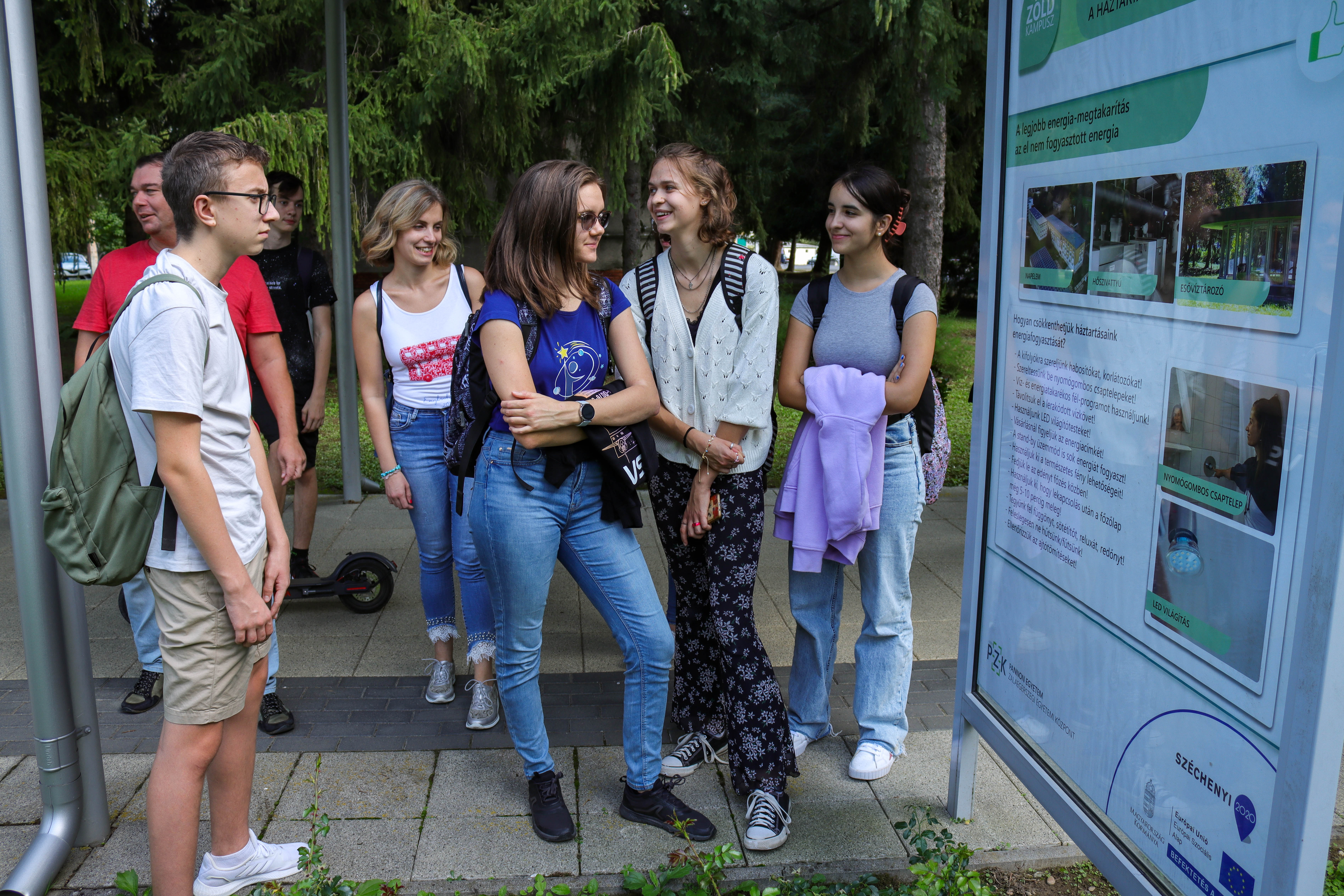 Középiskolás hallgatók a Zöld Kampusz Tanösvény látogatásán