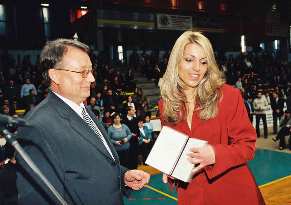 Diplomaátadó a városi sportcsarnokban a 2000-es évek első felében (balra Dr. Tóth József intézetigazgató) 