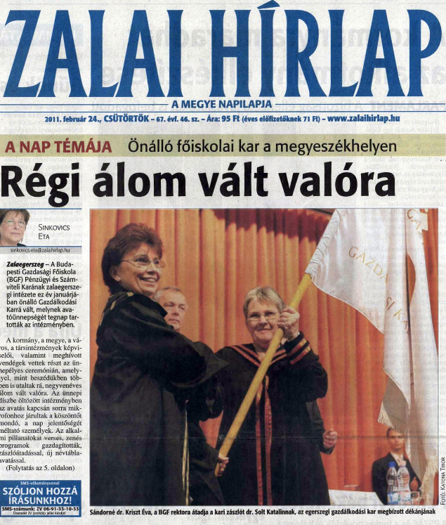 A Zalai Hírlap 2011.02.24-én megjelent számának vezércikke a karavató ünnepségről - a fotón Dr. Solt Katalin dékán átveszi a kari zászlót a rektortól.